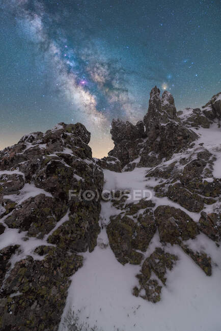 Herrliche Landschaft rauer felsiger Berggipfel mit Schnee bedeckt unter nächtlichem Sternenhimmel mit Milchstraße — Stockfoto