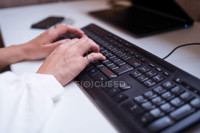 Cropped unrecognizable female working typing on computer at convenient workplace — Stock Photo