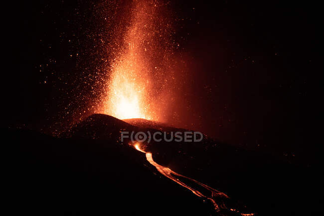 Nachts strömen heiße Lava und Magma aus dem Krater. Cumbre Vieja Vulkanausbruch auf La Palma Kanarische Inseln, Spanien 2021 — Stockfoto