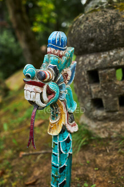 Scultura del drago con ornamento su scala contro lanterna di pietra grezza nel giardino di Bali Indonesia — Foto stock
