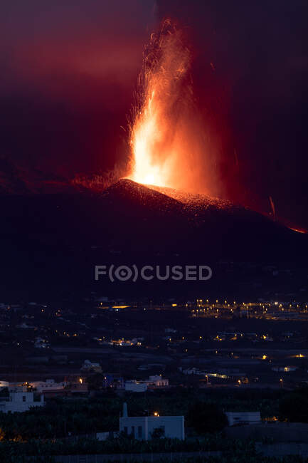 Lave chaude et magma coulant du cratère avec des panaches noirs de fumée. Éruption volcanique Cumbre Vieja à La Palma Îles Canaries, Espagne, 2021 — Photo de stock