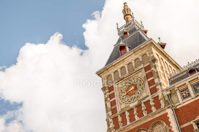 Історичний декоративний фасад старої будівлі, прикрашений фігурними деталями в Амстердамі. — стокове фото