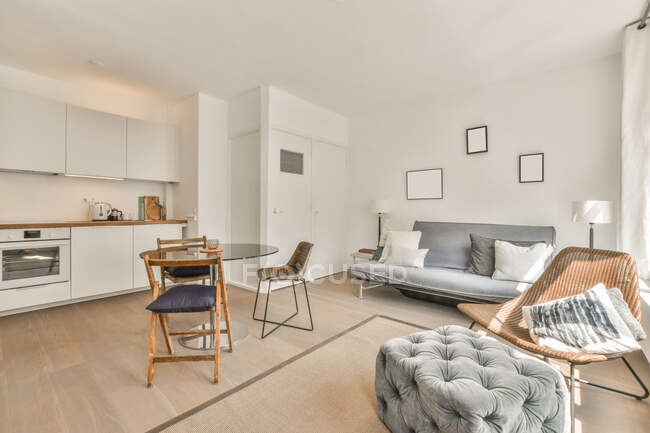 Interno di appartamento contemporaneo con zona cucina e soggiorno in design minimalista durante il giorno — Foto stock