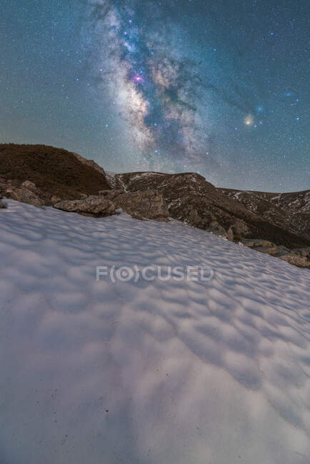 Landscape of snowy valley and mountain under night starry sky with Milky Way — Stock Photo