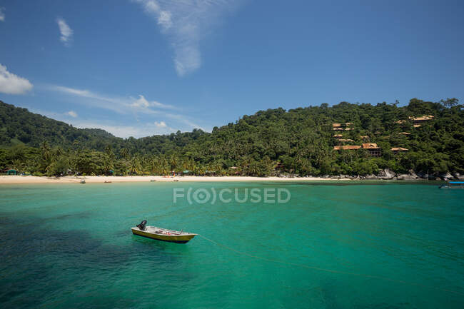 Scenario di chiara acqua di mare trasparente con barche sulla spiaggia di sabbia e foresta pluviale esotica in Malesia — Foto stock