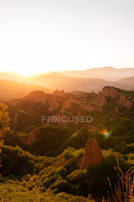 Szenische Aussicht auf raue Berge mit Moos unter wolkenlosem blauem Himmel an sonnigen Tagen — Stockfoto