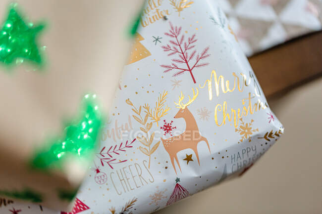 Collezione di regali di Natale avvolti in carta e nastri posizionati vicino ai rami di abete — Foto stock