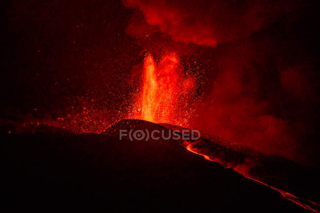 Hot lava and magma pouring out of the crater with black plumes of smoke. Cumbre Vieja volcanic eruption in La Palma Canary Islands, Spain, 2021 — Stock Photo