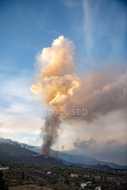 Coluna de fumaça saindo da cratera. Erupção vulcânica Cumbre Vieja nas Ilhas Canárias de La Palma, Espanha, 2021 — Fotografia de Stock