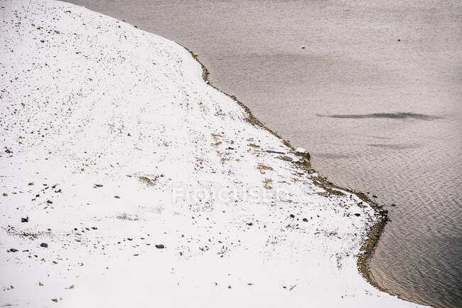 Landschaft des plätschernden Flusses fließt durch verschneite Ufer — Stockfoto
