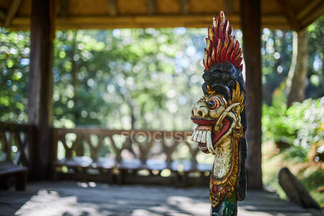 Скульптура дракона з орнаментом на п'єдесталі в старому будівництві з бамбука в Балі Індонезія. — стокове фото