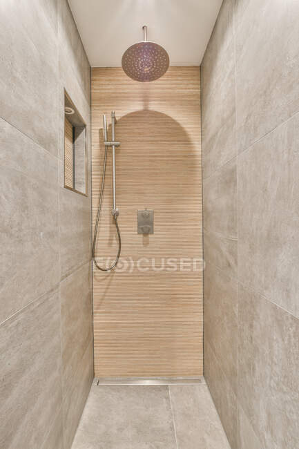 Elegante interno del bagno con doccia vuota e pareti luminose in appartamento contemporaneo — Foto stock