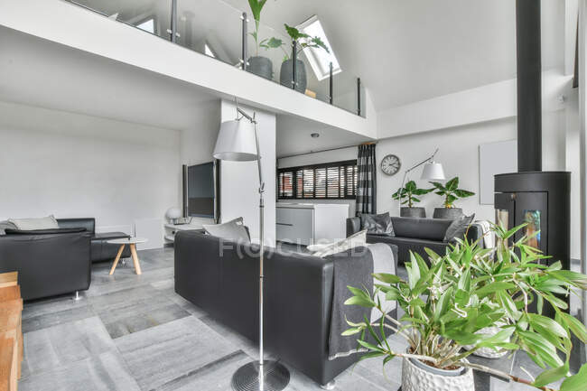 Interieur von stilvollen geräumigen grauen Wohnzimmer mit bequemen Sofas ausgestattet — Stockfoto