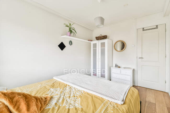 Interieur des modernen Schlafzimmers mit weichem Bett und weißen Wänden in neuer Wohnung — Stockfoto