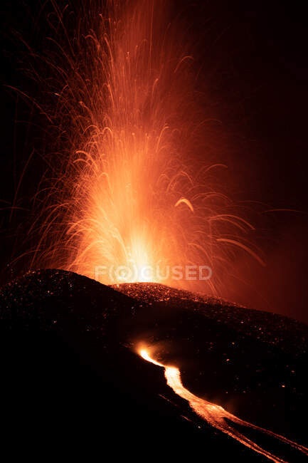 Горячая лава и магма вытекают из кратера ночью. Извержение вулкана Кумбре-Вьеха на Канарских островах, Испания, 2021 г. — стоковое фото