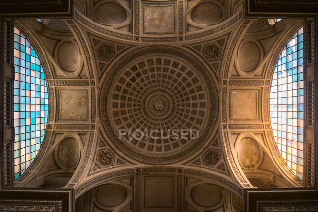 De baixo do interior do Colégio das Quatro Nações com colunas e cúpula antiga em Paris França — Fotografia de Stock