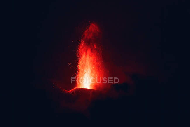 Hot lava and magma pouring out of the crater at night. Cumbre Vieja volcanic eruption in La Palma Canary Islands, Spain, 2021 — Stock Photo