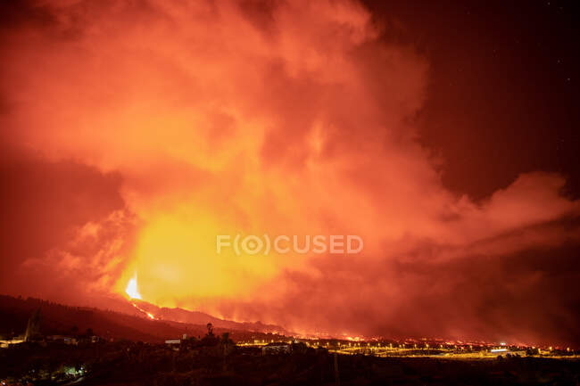 Lave chaude et magma coulant du cratère près des maisons de ville. Éruption du volcan Cumbre Vieja à La Palma Canaries, Espagne, 2021 — Photo de stock
