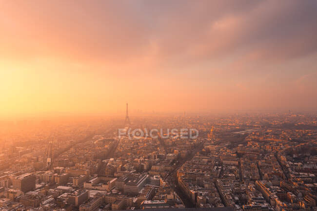 Vista aérea del distrito de la ciudad con edificios residenciales y la Torre Eiffel en el Campo de Marte en bruma en París - foto de stock