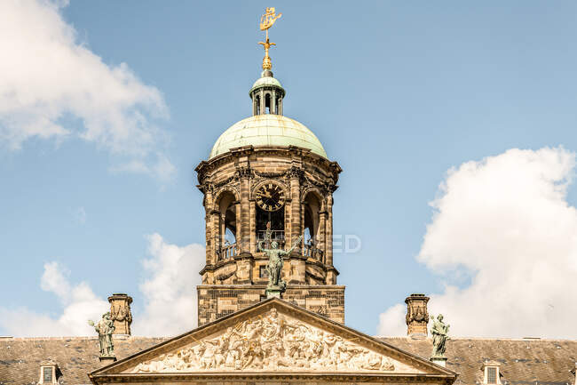 Desde abajo de piedra antigua Palacio Real de Ámsterdam con cúpula tallada en relieve y esculturas - foto de stock