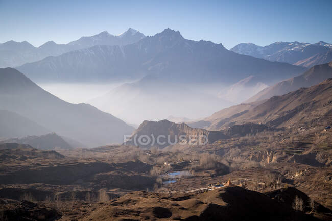 Житлові будинки в селі Муктінат на скелястих пагорбах, оточених гірським хребтом Аннапурна в Непалі. — стокове фото