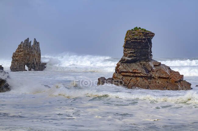 Spektakuläre Szenerie mit schäumenden Meereswellen, die raue Felsformationen verschiedener Formen in Portizuelo in Asturien spülen — Stockfoto