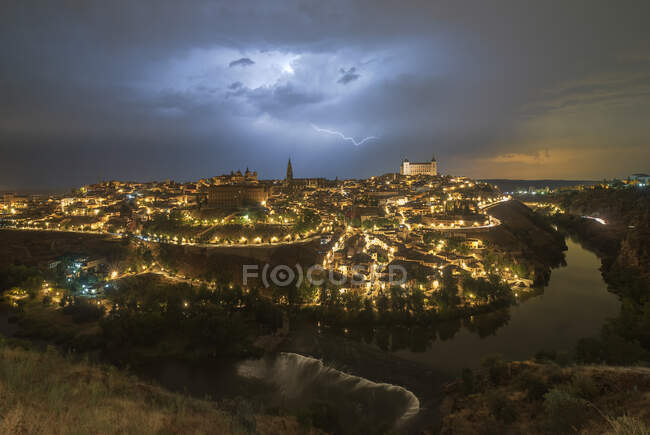 Фабрегас со старым знаменитым замком Алькасар де Тальдо поместили в Испании под облачное небо в ночное время во время грозы — стоковое фото