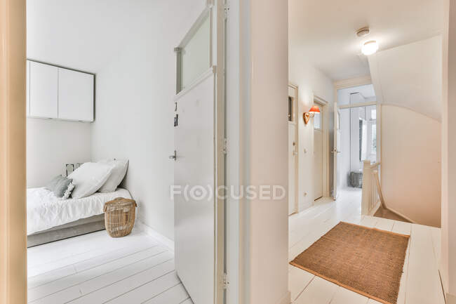 Interieur modernes gemütliches Schlafzimmer und kleiner Flur mit Treppe im minimalistischen Stil im Ferienhaus konzipiert — Stockfoto
