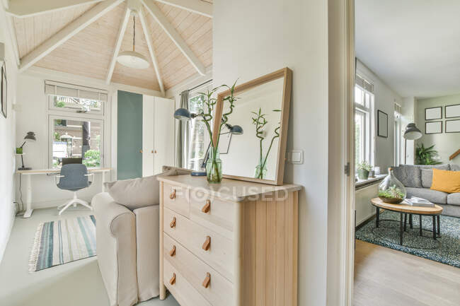 Внутрішня частина сучасної квартири в скандинавському стилі з дерев'яними і білими меблями в денний час — стокове фото