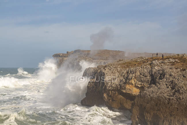 Dall'alto spettacolare scenario di potenti onde del mare schiumose spruzzi vicino ruvide scogliere rocciose in Bufones de Pria Asturias Spagna — Foto stock