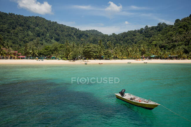 Paysage d'eau de mer claire et transparente avec des bateaux sur la plage de sable et la forêt tropicale exotique en Malaisie — Photo de stock