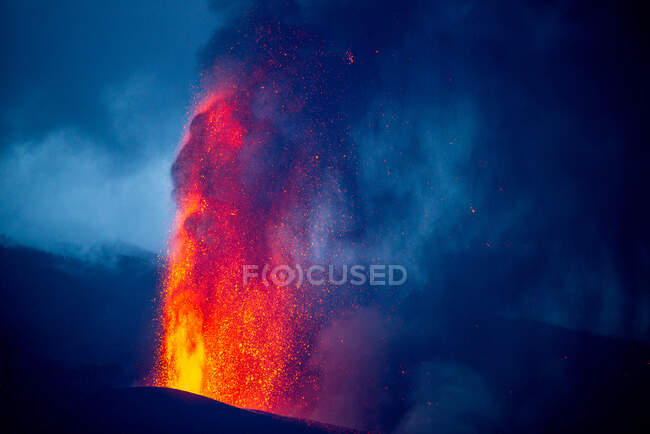 Heiße Lava und Magma strömen mit schwarzen Rauchschwaden aus dem Krater. Cumbre Vieja Vulkanausbruch auf La Palma Kanarische Inseln, Spanien 2021 — Stockfoto