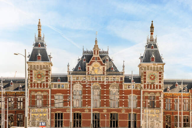 Facciata storica ornamentale del vecchio edificio decorato con dettagli in stucco ad Amsterdam — Foto stock