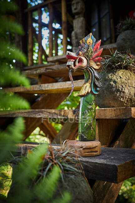 Estatua de dragón con decoración en escalera vieja de construcción en día soleado en Bali Indonesia - foto de stock