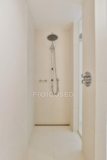 Conception créative de salle de douche avec des murs carrelés et sol sous plafond blanc dans la maison — Photo de stock