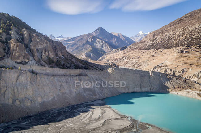 Paisagem de lago azul cercado por montanhas rochosas com encostas íngremes em vasto vale no Nepal — Fotografia de Stock