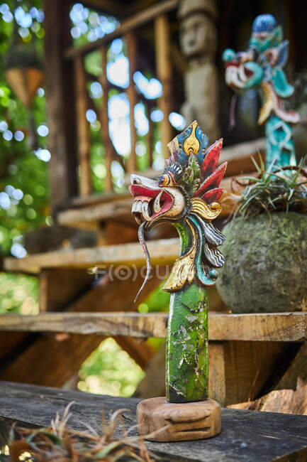 Статуя дракона з декором на старих сходах будівництва в сонячний день на Балі Індонезія. — стокове фото