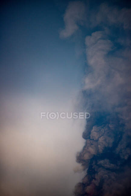Rauchsäule quillt aus dem Krater. Cumbre Vieja Vulkanausbruch auf La Palma Kanarische Inseln, Spanien 2021 — Stockfoto