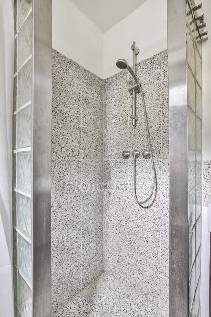 Сучасний інтер'єр ванної кімнати з душовою кабіною в сірій керамічній стіні в легкому будинку — стокове фото