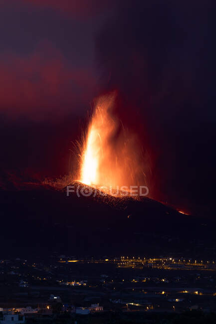 Lava caliente y magma saliendo del cráter con plumas negras de humo. Cumbre Vieja erupción volcánica en La Palma Islas Canarias, España, 2021 - foto de stock