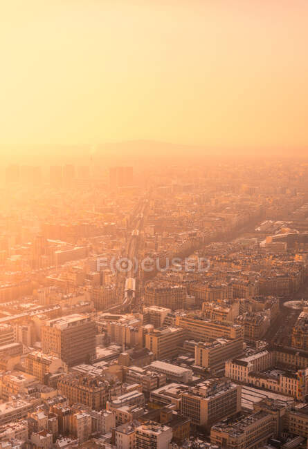 Vista aérea del distrito de la ciudad con edificios residenciales en París - foto de stock