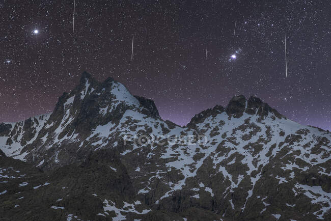 Vue panoramique des montures sombres avec neige et pics rugueux sous le ciel étoilé au crépuscule — Photo de stock