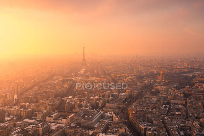 Air view of city district with residential buildings and Eiffel Tower on Champ de Mars in haze in Paris — стоковое фото