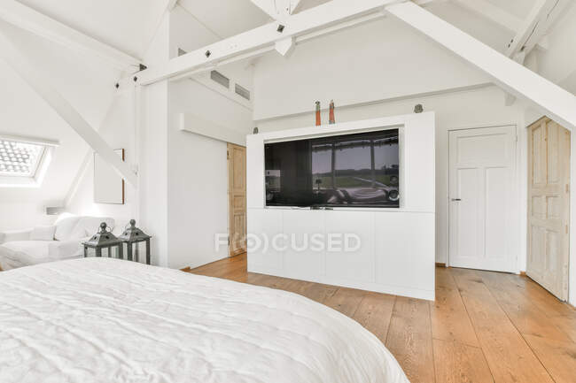 Bettdecke im modernen Schlafzimmer an sonnigen Tagen — Stockfoto