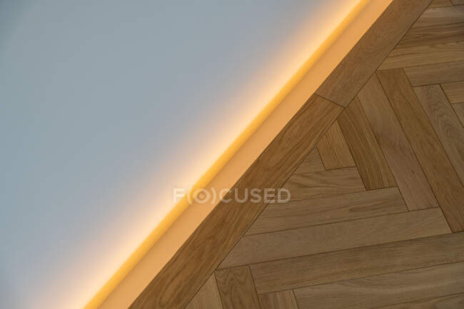 Von oben Holzparkettboden mit Beleuchtung in geräumigem Raum in moderner Wohnung — Stockfoto