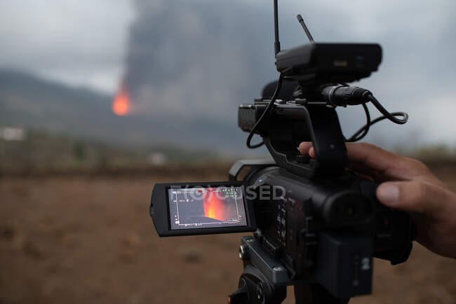 Videografo anonimo che registra il vulcano Cumbre Vieja. Eruzione vulcanica a La Palma Isole Canarie, Spagna, 2021 — Foto stock
