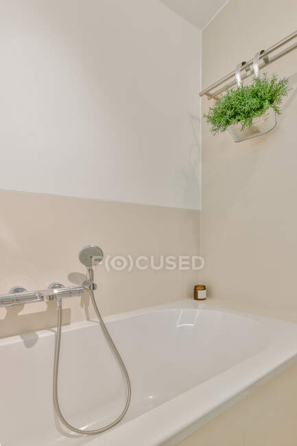 Moderno bagno con doccia interno con vasca — Foto stock