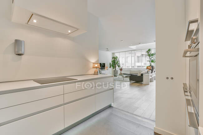 Kreative Gestaltung der Küche mit Dunstabzugshaube neben dem Esszimmer im Haus — Stockfoto