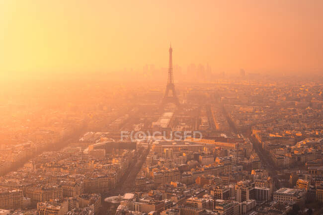 Luftaufnahme des Stadtviertels mit Wohnhäusern und Eiffelturm auf dem Champ de Mars im Dunst von Paris — Stockfoto