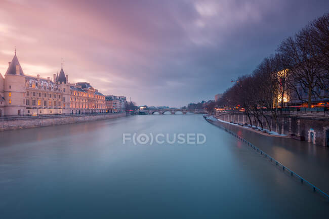 Larga exposición del río Sena al atardecer en París - foto de stock